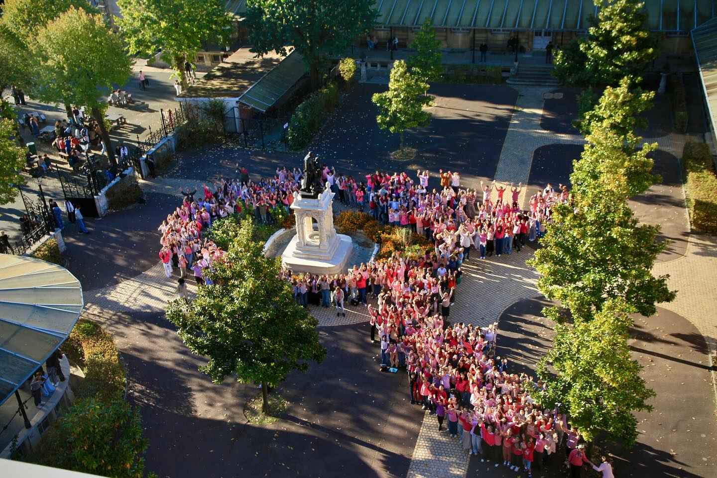 Les élèves de Saint-Genès réunis dans la cour pour Octobre Rose